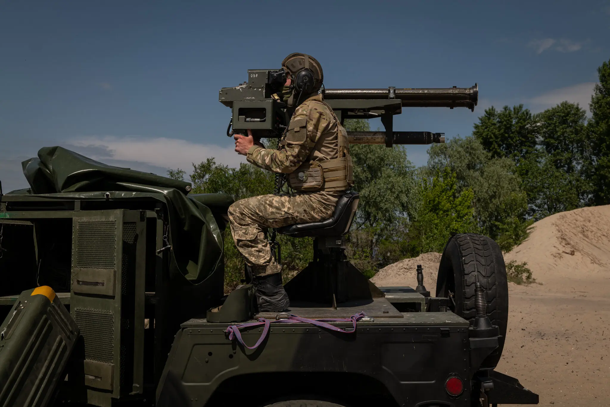 Український військовий з ракетою Stinger під Києвом минулого місяця